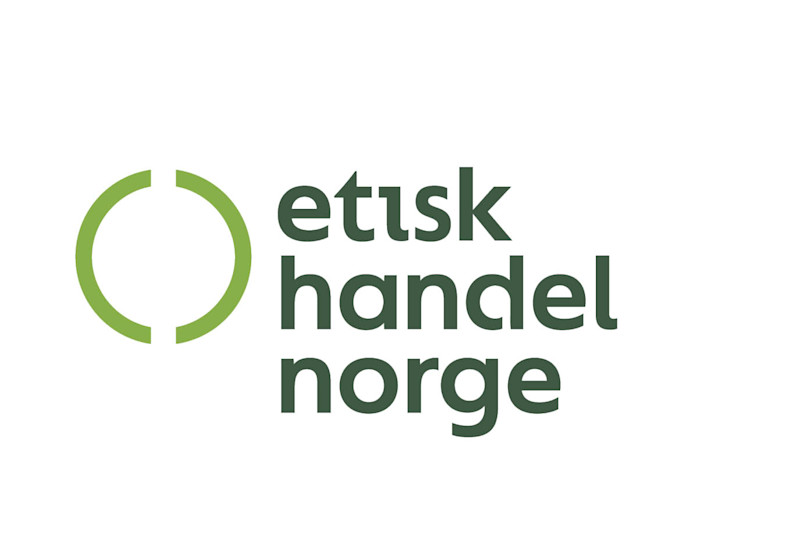 Logo: Grønn sirkel delt i to med teksten "etisk handel norge" i mørkegrønt til høyre på hvit bakgrunn.
