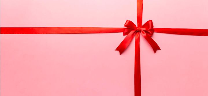 Rosa bakgrunn med rødt gavebånd