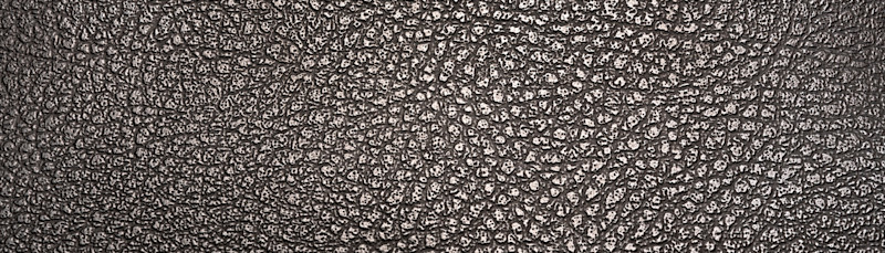 Sort skinn med tydelig tekstur og fine, ujevne rynker som gir et naturlig preg.