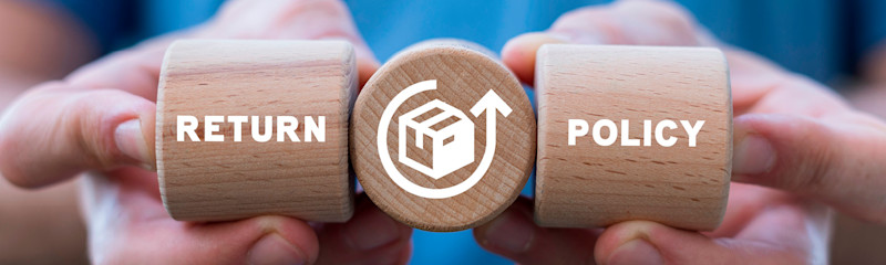 Tre treklosser holdt av to hender med teksten "RETURN" på venstre kloss, en eske med pil som går rundt på midtre kloss, og "POLICY" på høyre kloss.